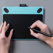 Intuos Comic A6 Black Pen & Multi-Touch Tablet